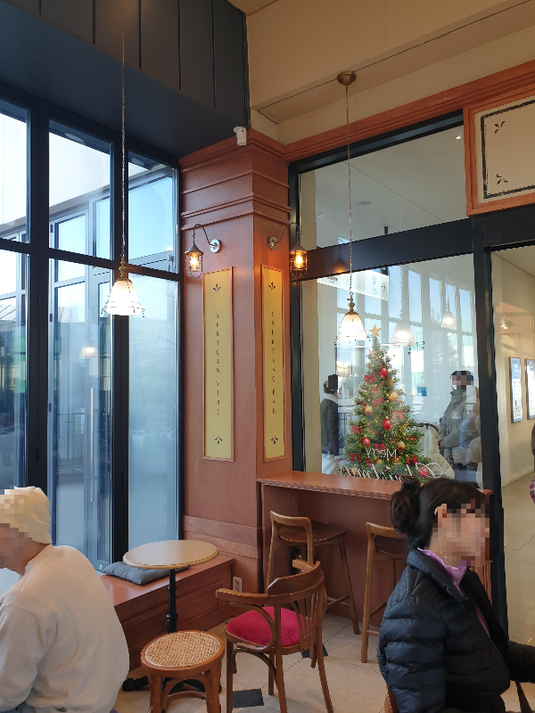 우드로 되어 있는 클래식한 기둥과 바형 테이블