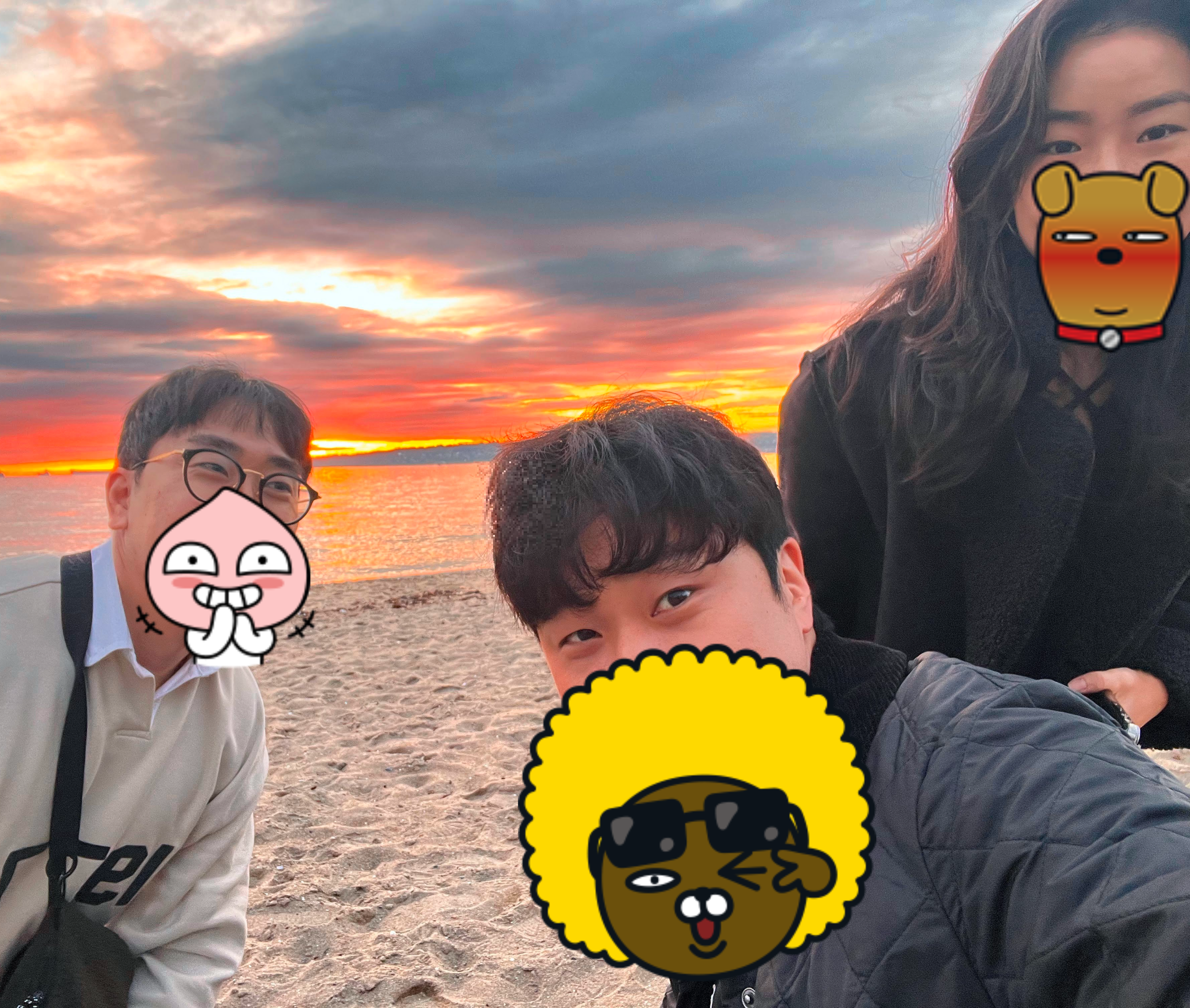 석양을 배경으로 한컷. 왼쪽 여행동반자. 오른쪽 현지인 2개월 차. 가운데 나.