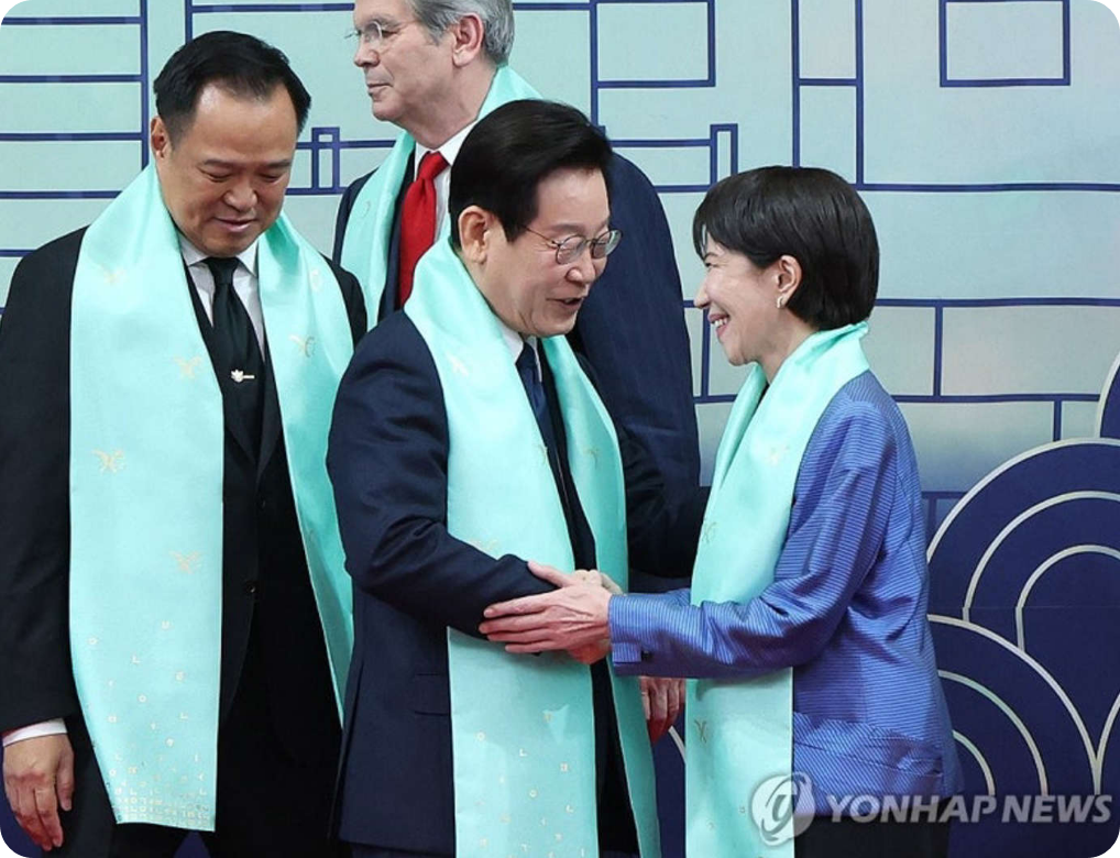 이재명 대통령이 1일 경주화백컨벤션센터(HICO)에서 열린 2025 아시아태평양경제협력체(APEC)에 참석한 각국 정상들과 기념촬영 후 다카이치 사나에 일본 총리와 인사하고 있다. [사진=연합뉴스]