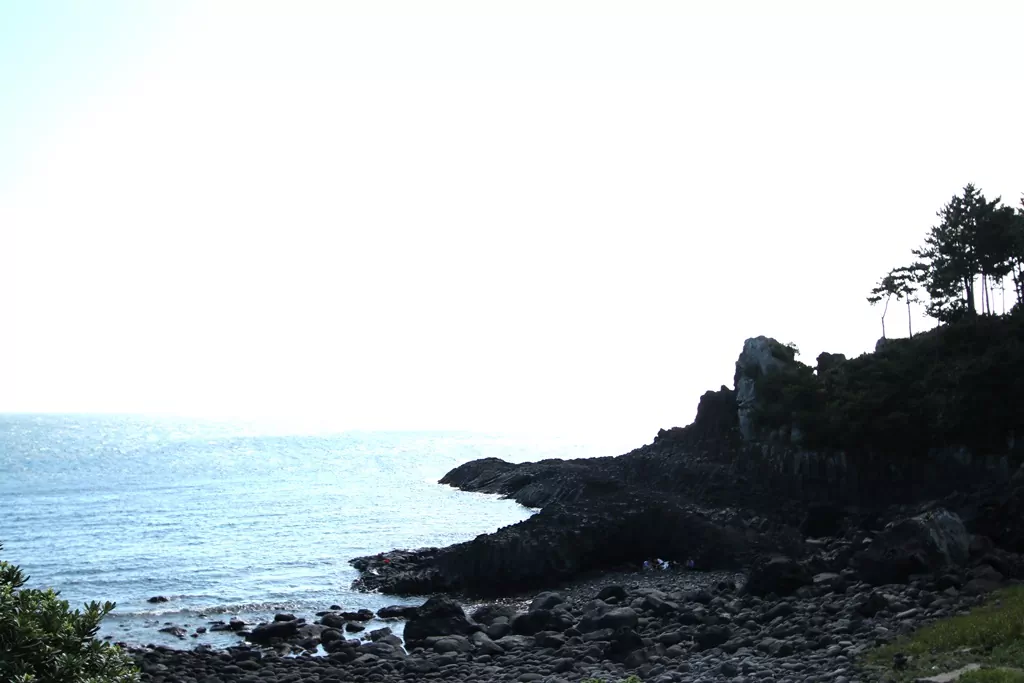 제주 올레길 8코스 중반 구간 대포포구 바닷길 사진.