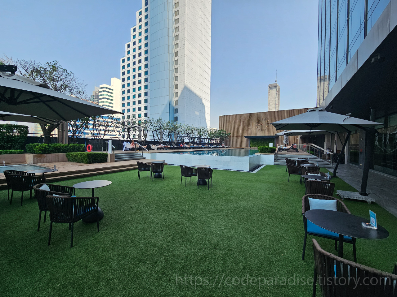 ํธํ
์ฌ์ง