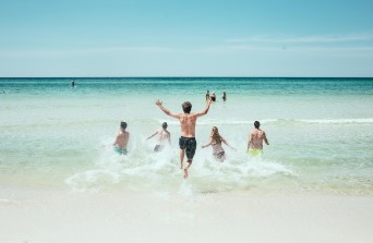 여름휴가철 코로나19 재확산 경고! 고령자&middot;흡연자 주의사항 총정리
