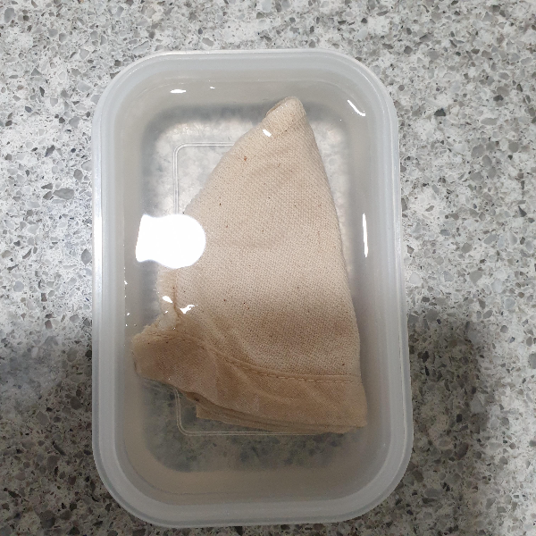 융 드리퍼에 대한 모든 것: 융 드리퍼 사용 방법, 핫 커피 및 아이스커피 레시피_찬물에 담가 보관