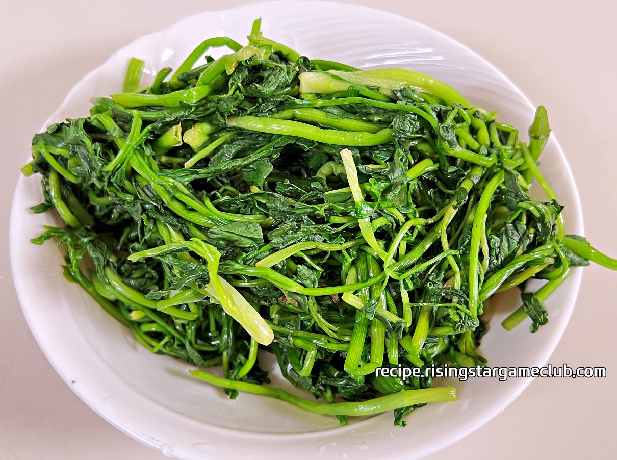 미나리 무침을 위해 데처진 미나리를 담아 놓은 사진
