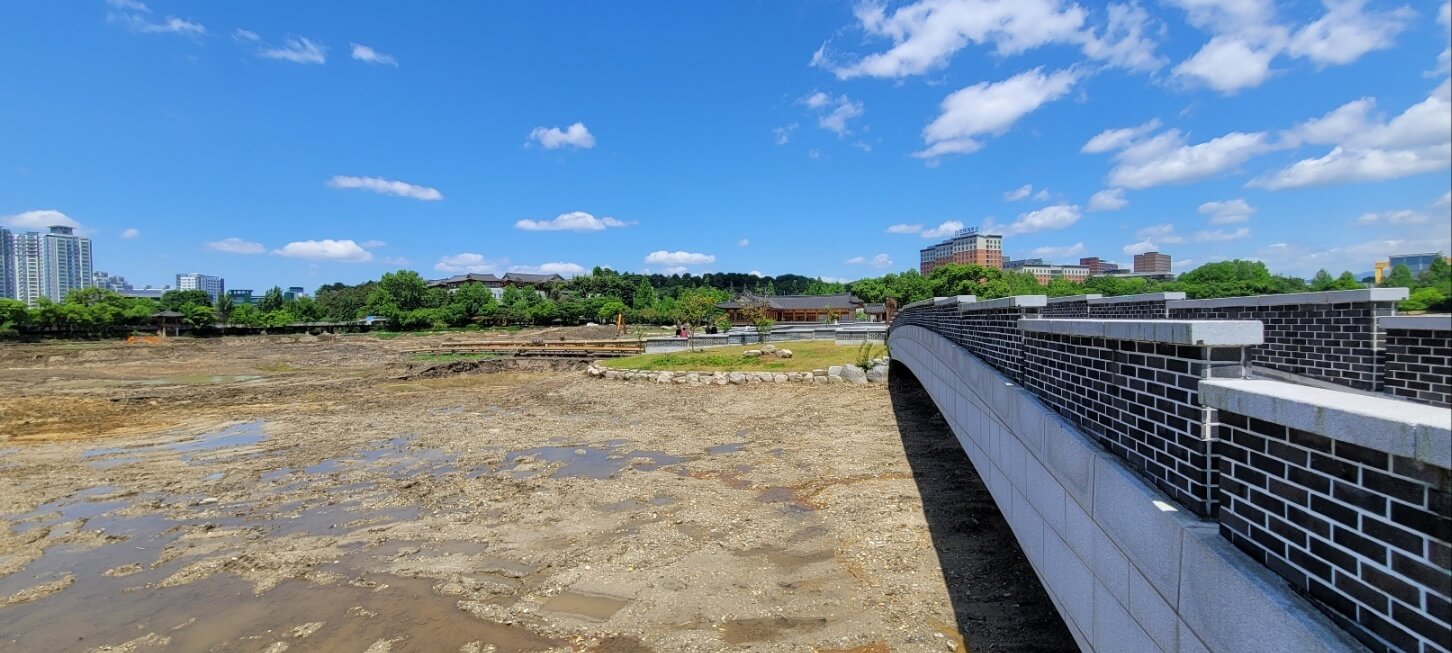 호수 수질개선 바닥 드러난 모습