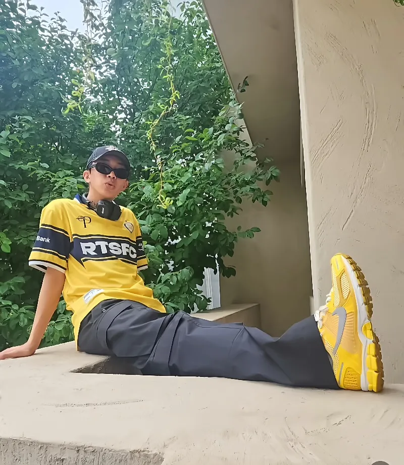 임영웅 옐로우 스니커즈 패션