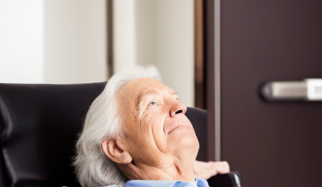 산재로 다쳐서 의자에 앉아 위를 바라보는 노인