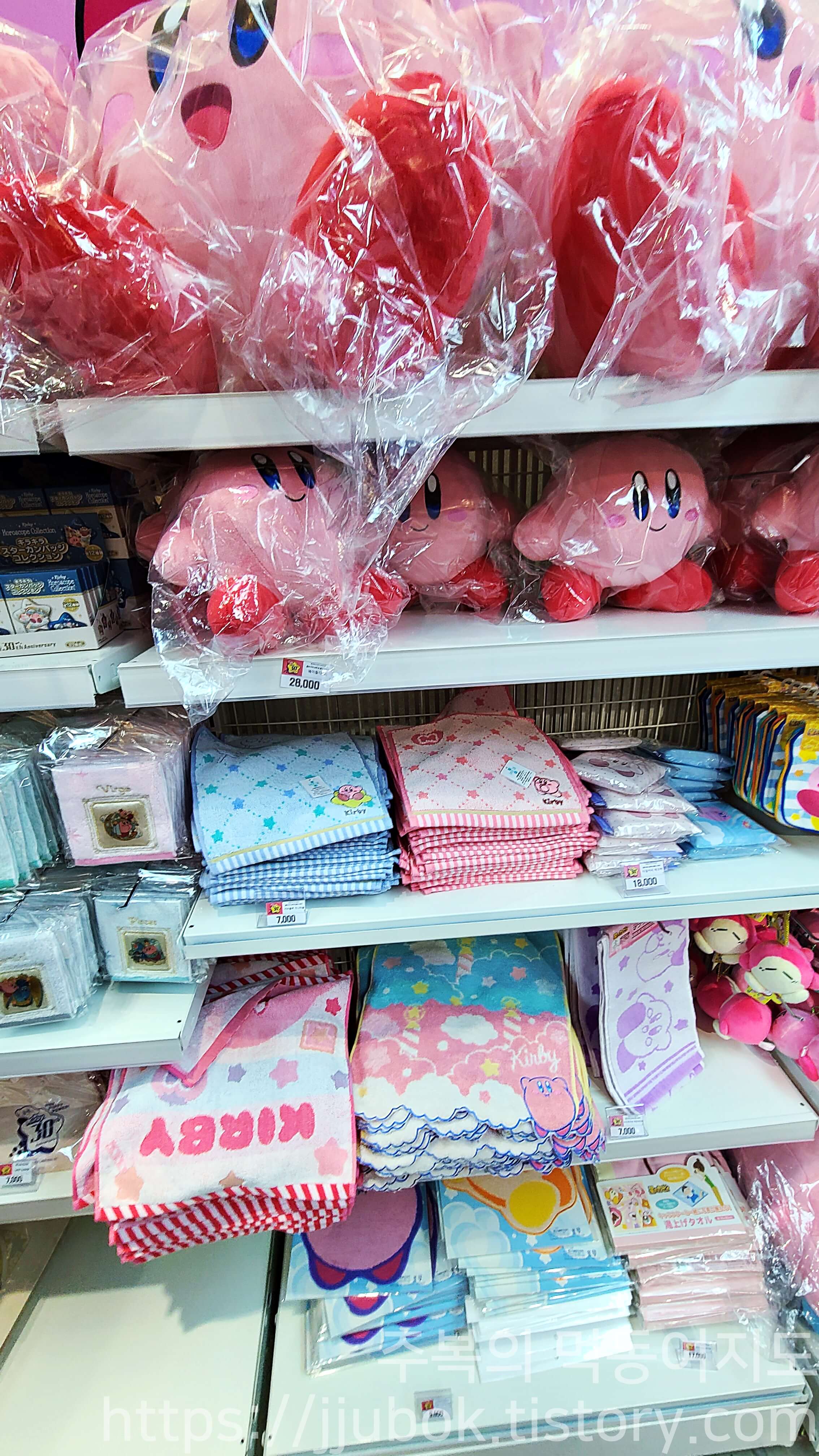 별의-커비-30주년-팝업-스토어-판매-굿즈-진열장-8