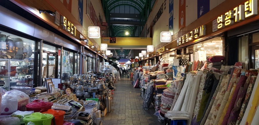 남포동 국제시장 원단골목의 전경