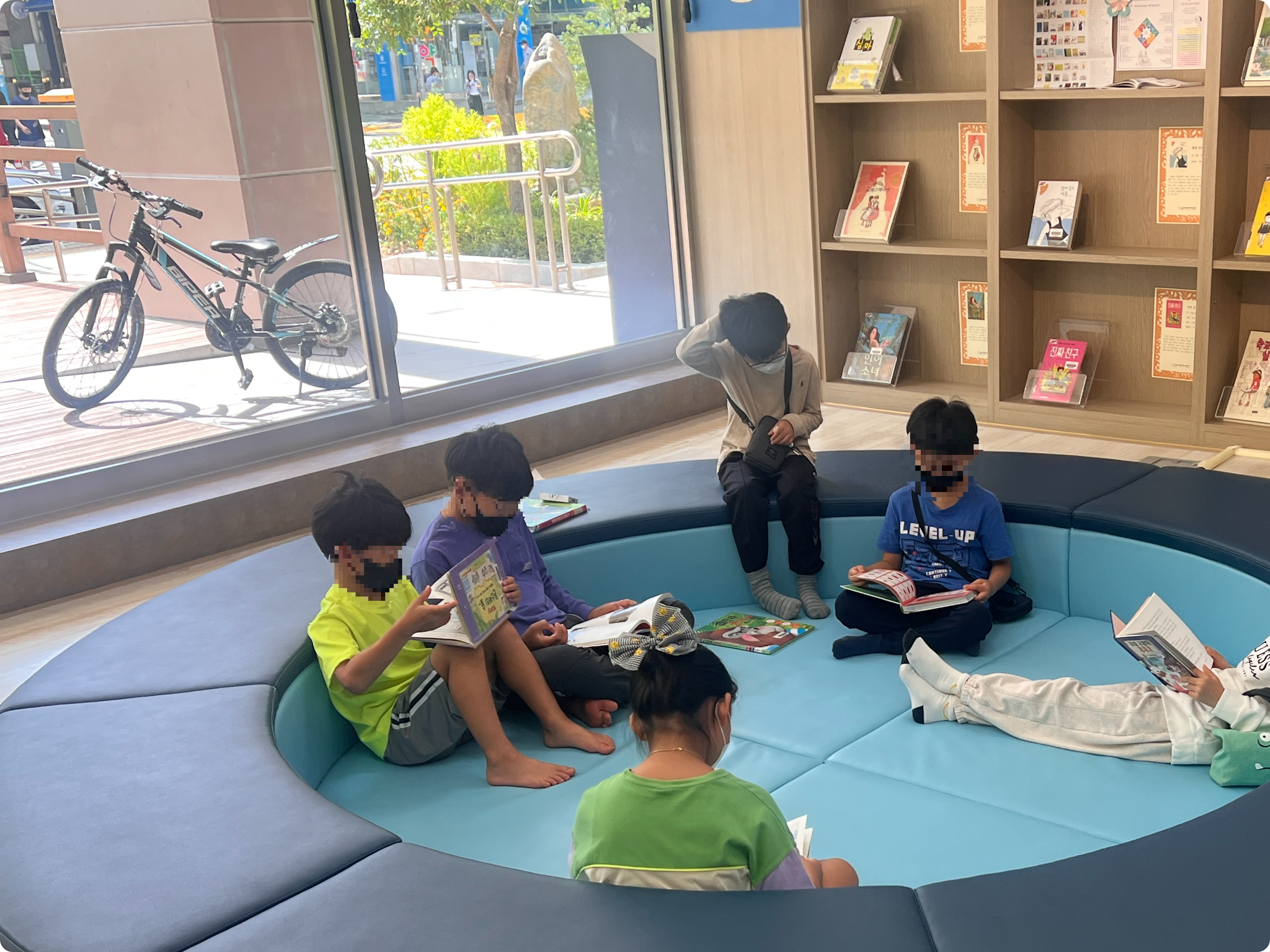 책 보는 아이들