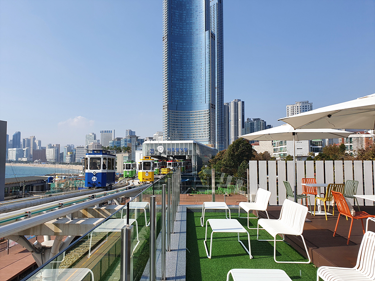 카페에서-보이는-캡슐열차와-해운대해변