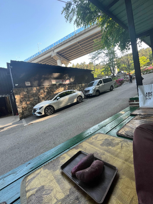 야외평상 및 주차장모습