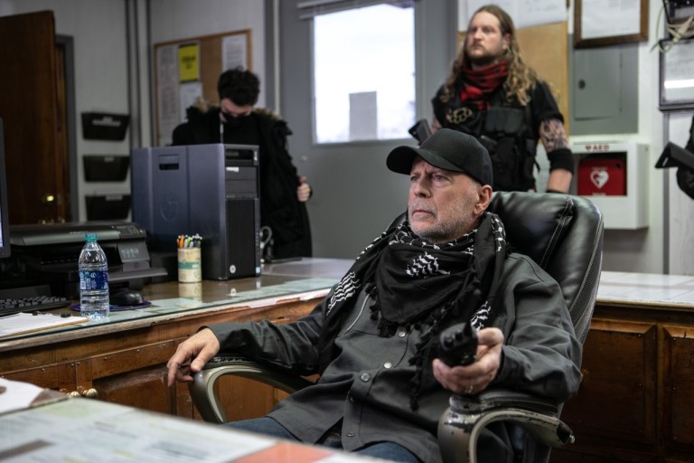 의자에 앉아 있는 브루스 윌리스의 모습