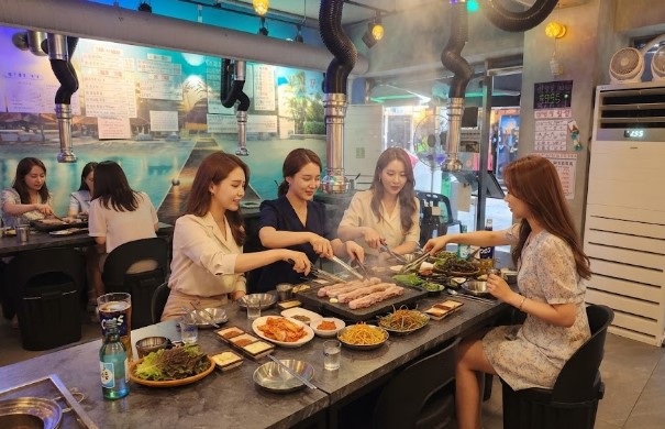 황제 꽃목살, 한돈 암퇘지 삼겹살 등 고기 질이 좋다는 '이백돈 수유본점' 내부 모습