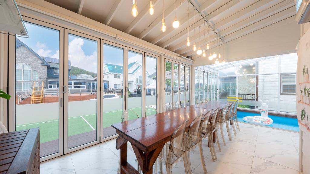 대부도 풀빌라 독채 펜션 대형 가족 테이블