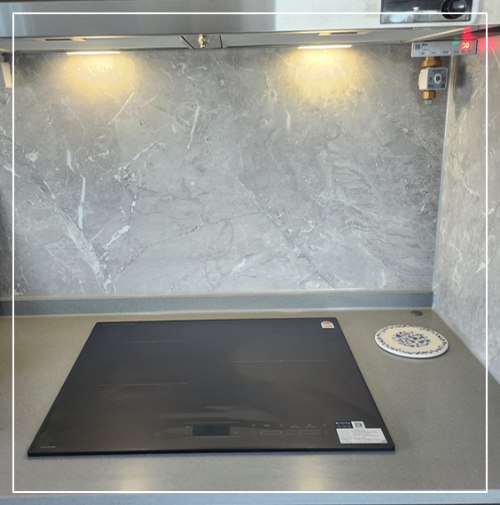 삼성-인덕션이-깔끔하게-설치된-주방-공간.-고급스러운-대리석-배경과-조화로운-디자인으로-세련된-주방-분위기를-연출.