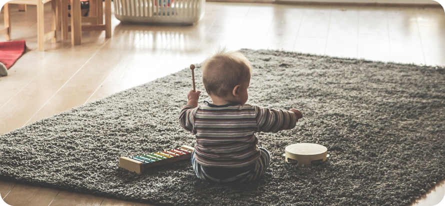 감각놀이하는 아기사진