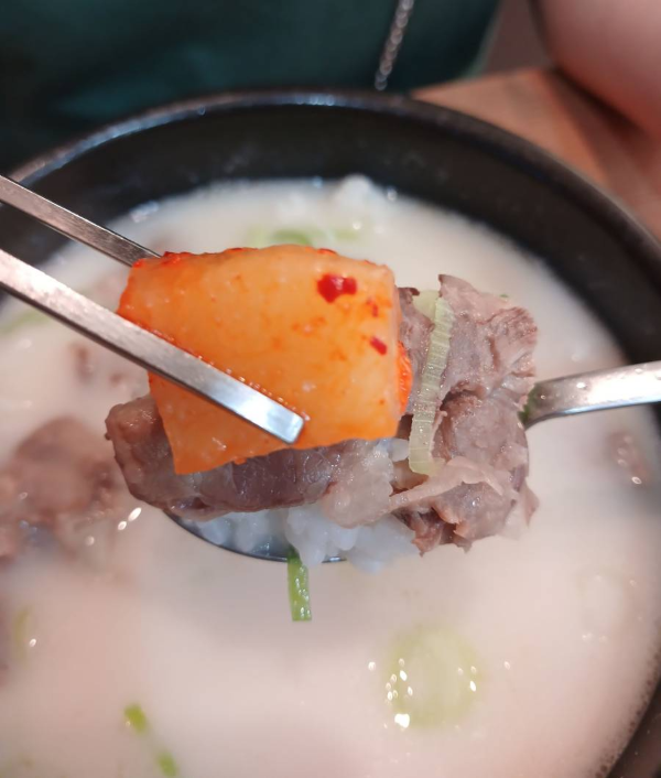 설렁탕 밥위 석박지
