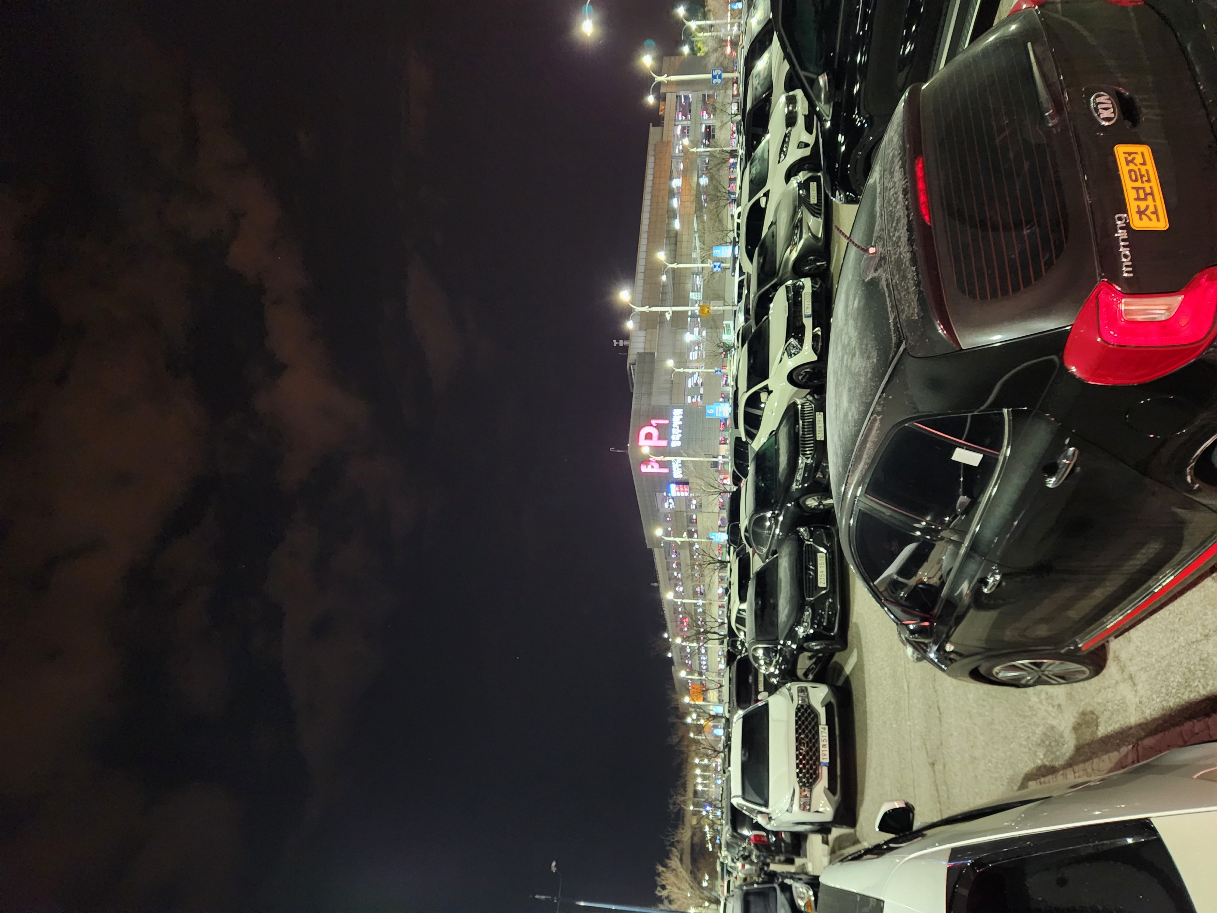 인천공항 제1터미널에 있는 장기주차장 구역
장기주차장은 1-1 1-2 2-1 2-2 와 같이 여러 구역으로 나뉘어져 있다. 장기주차장을 밖으로 순환해서 도는 무료 셔틀버스가 있다. 자주 오는 편이니 아주 유용하게 사용 가능하다.