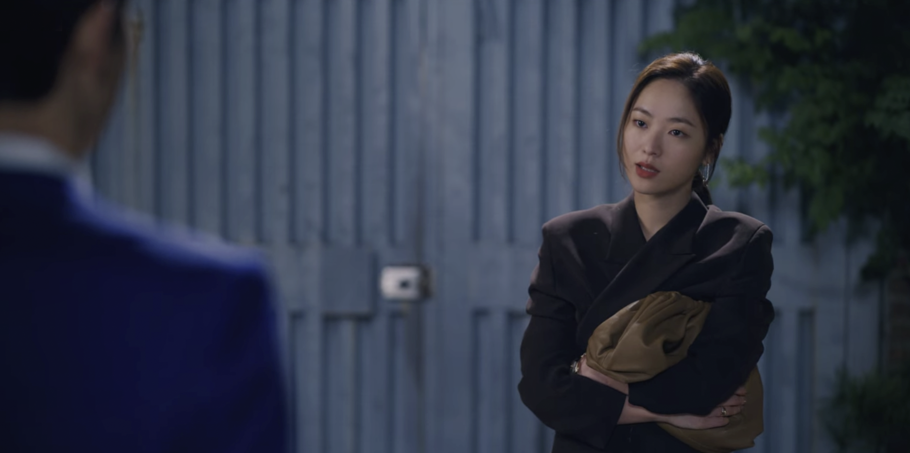 보테가베네타 가방을 들고 있는 전여빈