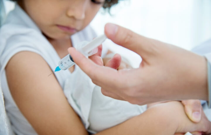 예방접종-중인-아이