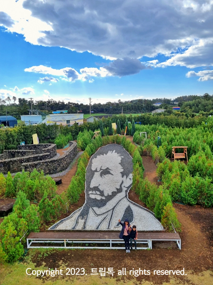 구름아래 윽백의 고흐의 자화상이 보인다