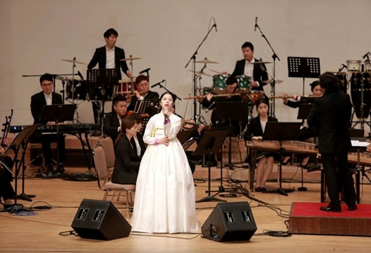 국악의 한장면으로 큰 무대에서 노래를 하는 모습