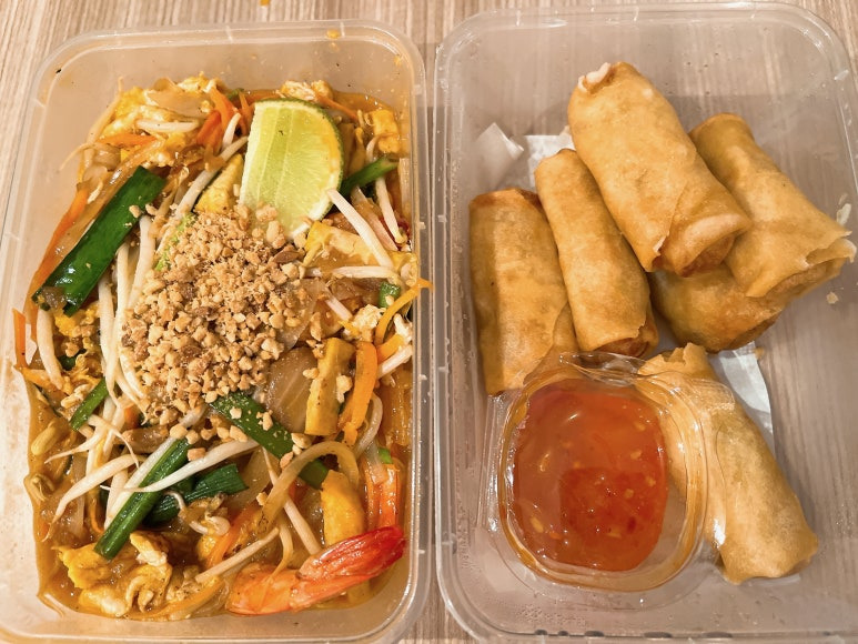 FonFonFood Sukhumvit 22의 팟타이와 스프링롤