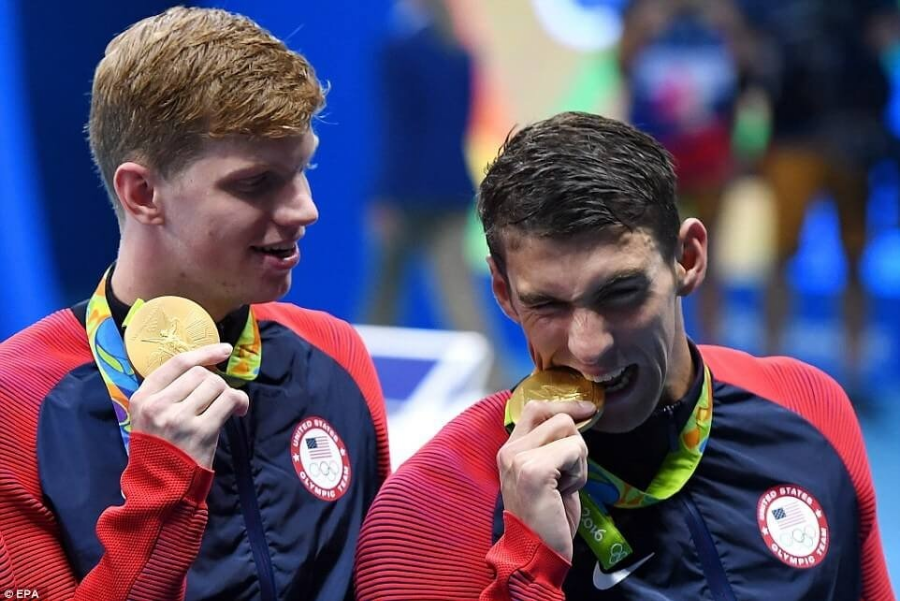 금메달 깨무는 이유