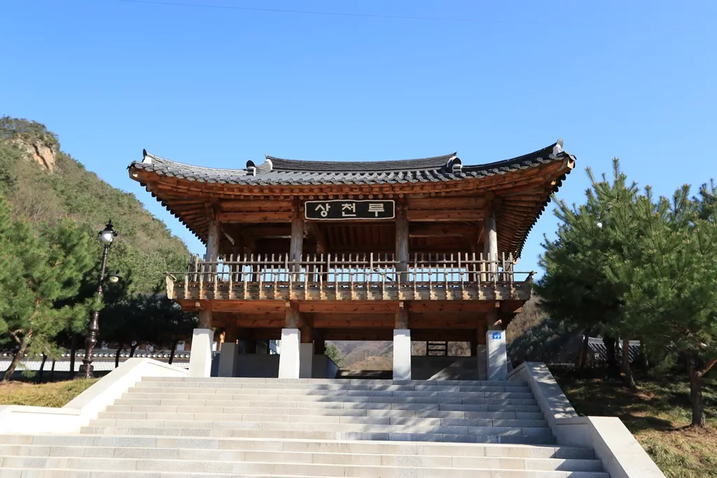 가평올레길 6-1코스 후반지점 호명산 하산길에서 만난 상천루 전경 사진.