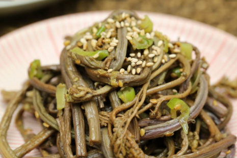 부드럽게 요리한 고사리나물 완성 모습