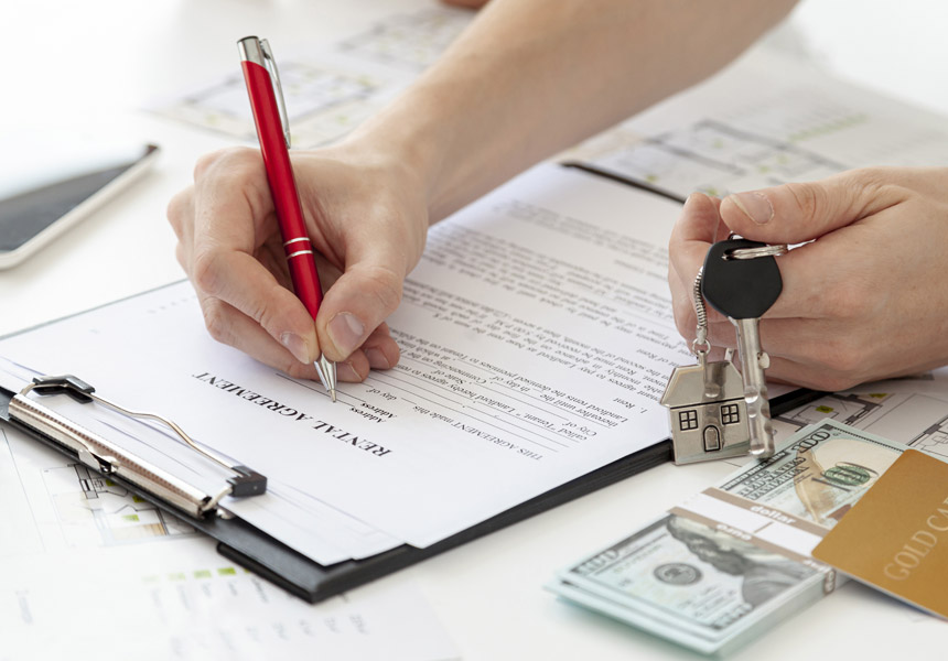 전세 계약서와 집 열쇠가 놓여 있는 모습