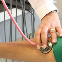 건강검진을-받는-사람-사진