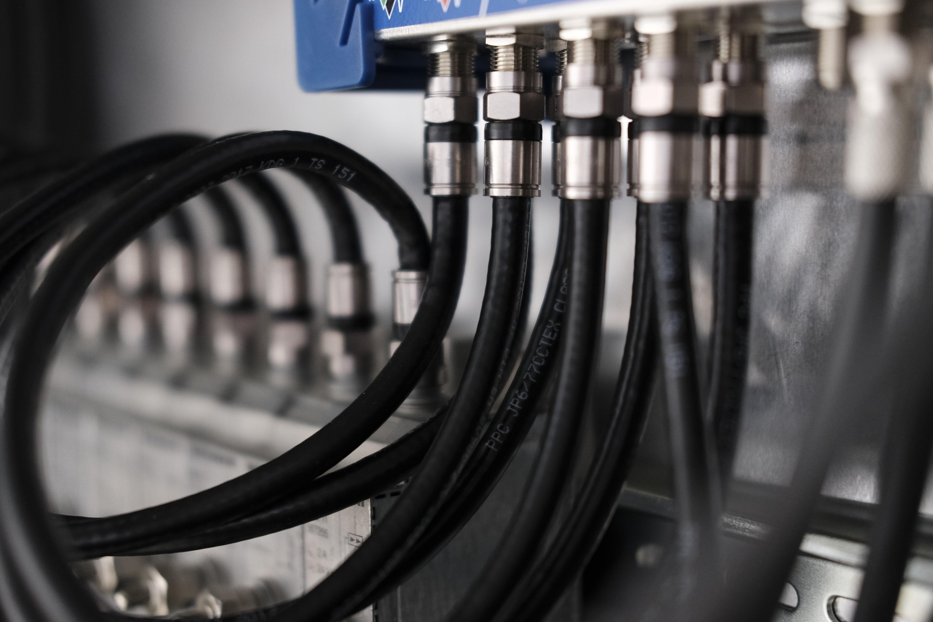 글로벌 주식 분산된 고객·시장 구조가 Amphenol(APH)의 변동성 낮은 실적을 만드는 이유