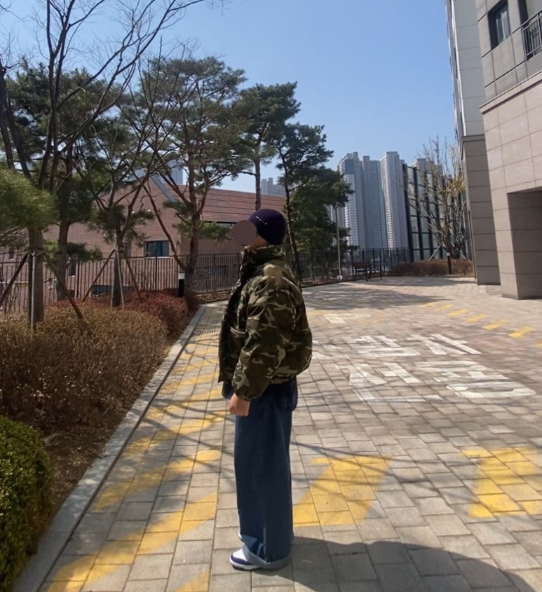 데일리룩('26.3.21.)칼하트 비니, 파르티멘토 카모점퍼 패딩, 어반드레스 블루체크셔츠, 무신사스탠다드 티셔츠, 그리너리크리드 데님팬츠, 유니클로 벨트, 나이키 덩크로우 콩코드