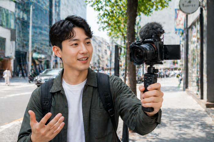 야외 브이로그 촬영에 적합한 경량 카메라와 그립 세팅 이미지