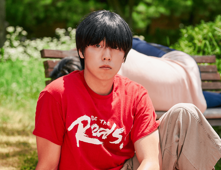 한-곳을-쳐다보며-앉아-있는-인선