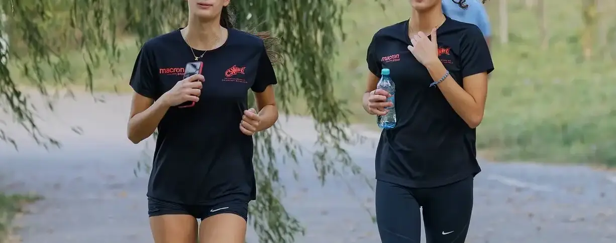 러닝할 때 팔 흔드는 법 – 올바른 팔 동작이 기록을 바꾼다!