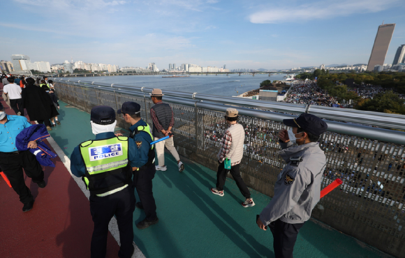 서울시 내 한강다리에서 발생하는 자살 시도가 3년간 5300여건에 달해 정밀한 예방 대책이 필요하다는 주장이 나왔다. 사진은 '2024 서울세계불꽃축제'가 열린 지난달 5일 서울 영등포구 마포대교에서 경찰이 안전관리 중인 모습. [사진=뉴시스]