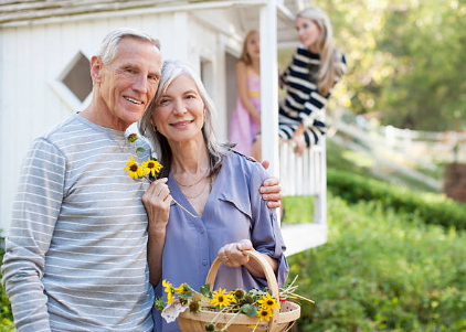 65세 이상의 남성과 여성의 미소 짓는 사진