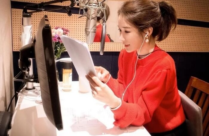 유인나-대본-보는-모습