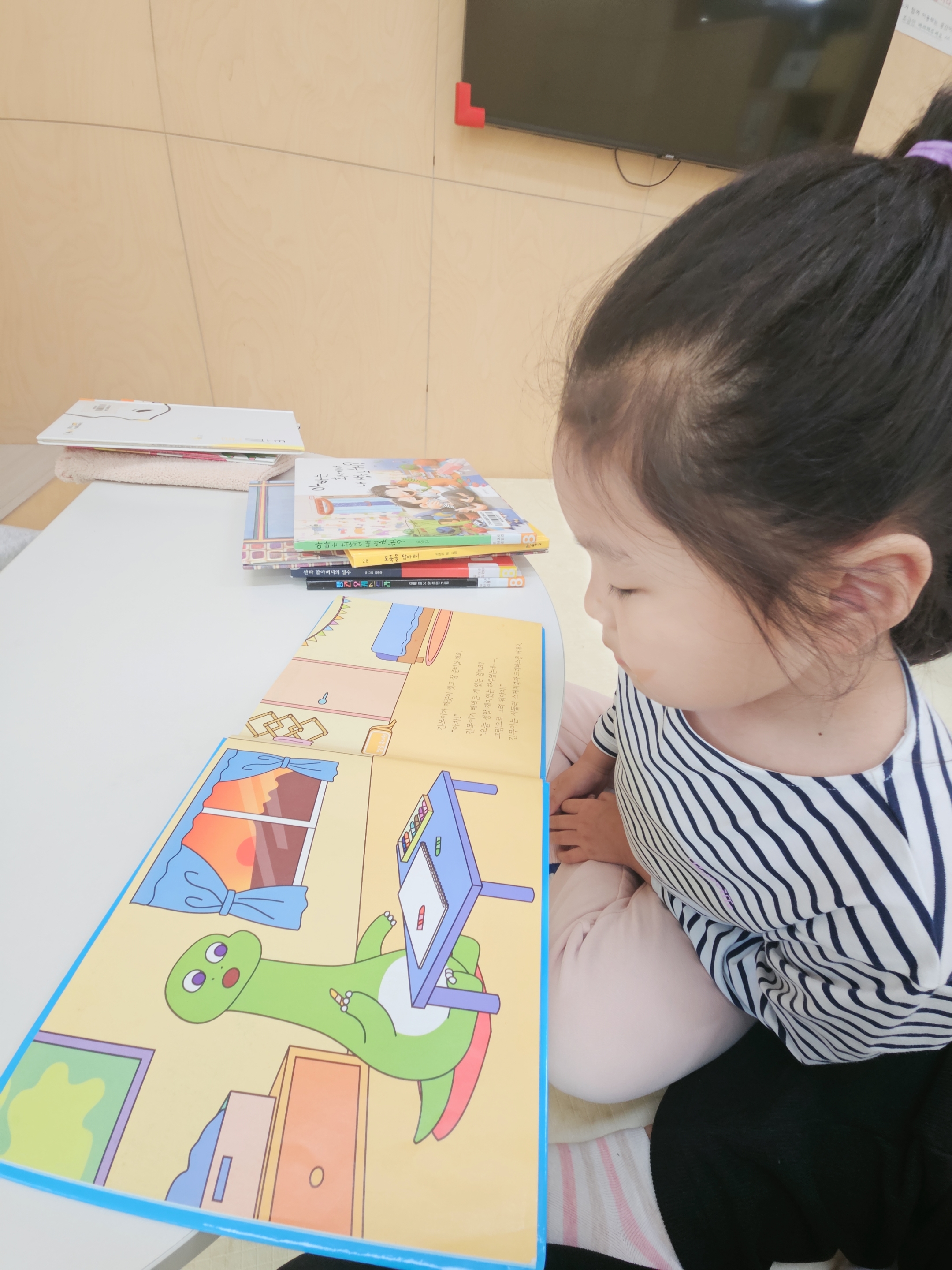 주말 오전 도서관 데이트 아이가 좋아하는 그림책 읽기