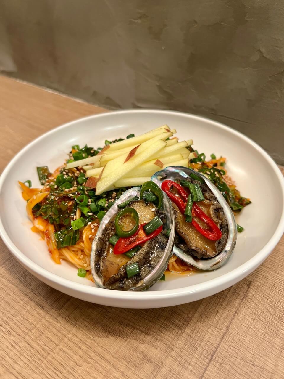 오늘N 2539회 오늘은 국수 먹는 날 찾았다 꿀맛 조합! 전복 비빔국수 서울 마포구 서교동 맛집 잡을손