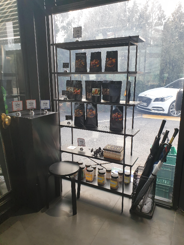 판매용 원두들이 진열되어 있다. 각 원두마다 설명이 자세히 되어 있다.
