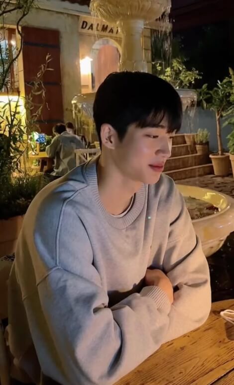 맨투맨티셔츠를입은-남성의모습