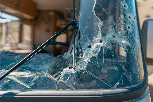 자동차 사고가 난 사진