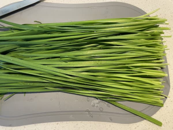 깨끗한 부추 도마 위에 올리기