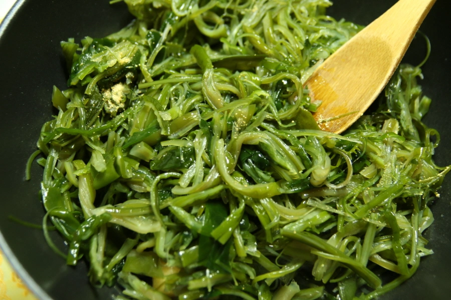 미역줄기 볶는 모습