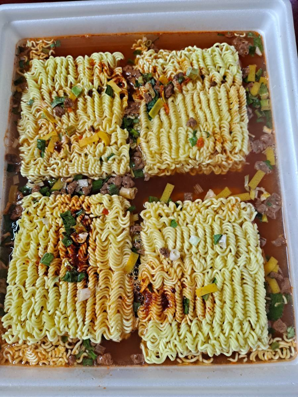 점보도시락 물 붓고 기다리다