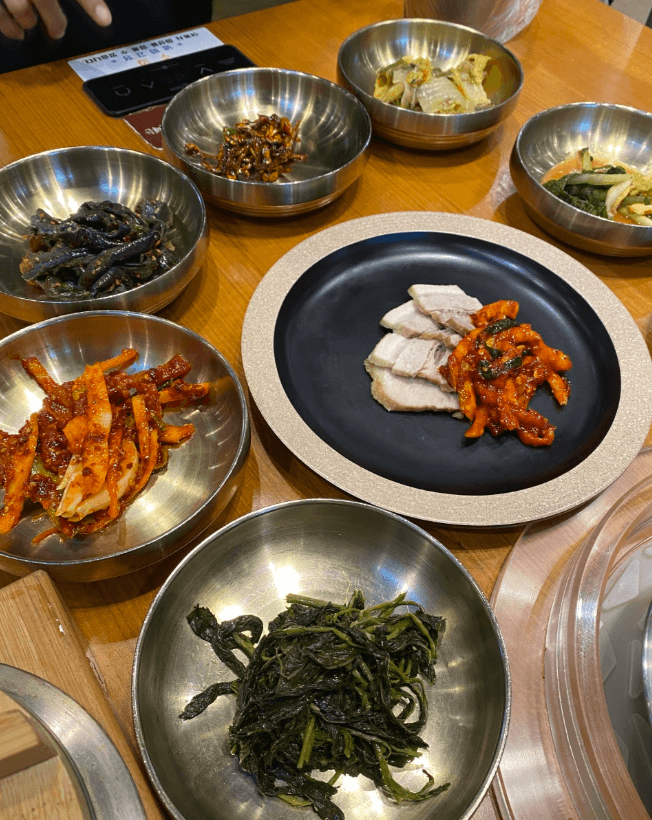 분당 장모밥상 보쌈 잡채와 한정식 반찬 구성